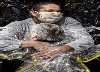 imagem de uma idosa de 85 anos recebendo seu primeiro abraço em cinco meses em São Paulo foi eleita a foto do ano pela organização World Press Photo nesta quinta-feira (15).