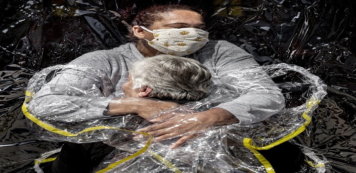 imagem de uma idosa de 85 anos recebendo seu primeiro abraço em cinco meses em São Paulo foi eleita a foto do ano pela organização World Press Photo nesta quinta-feira (15).