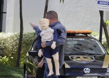 Caso Henry: Policiais representam Dr. Jairinho e mãe de Henry em reprodução simulada; casal não aparece