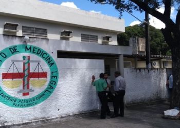 Bebê morre ao morder carregador de celular