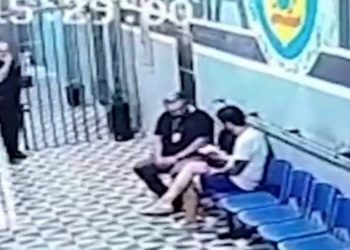 vídeo mostra Jairinho comendo sanduíche entregue pelas mãos do próprio diretor de presídio