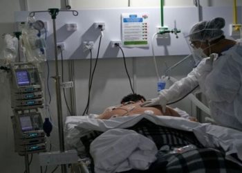 Jovens com covid internados em utis quase triplica