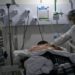 Jovens com covid internados em utis quase triplica