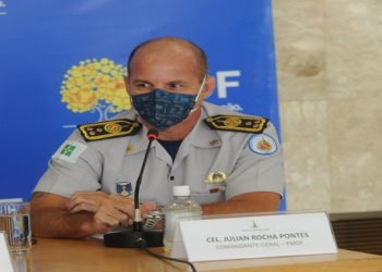comandante da Polícia Militar no Distrito Federal (PMDF), o coronel Julian Rocha Pontes, de 47 anos, foi exonerado após tomar a "xepa" da vacina contra a Covid-19.
