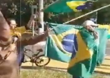 homem homem vestido com trajes semelhantes aos da Ku Klux Klan discursou durante um ato a favor do presidente Jair Bolsonaro