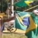 homem homem vestido com trajes semelhantes aos da Ku Klux Klan discursou durante um ato a favor do presidente Jair Bolsonaro