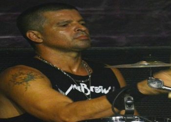 Baterista da banda Mr. Brow, Marllos Barros, precisou ser internado em hospital particular por falta de leitos públicos para pacientes com a doença.
