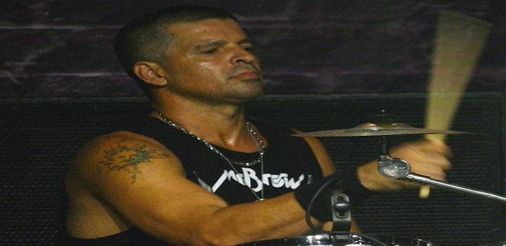 Baterista da banda Mr. Brow, Marllos Barros, precisou ser internado em hospital particular por falta de leitos públicos para pacientes com a doença.