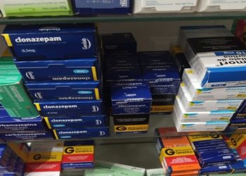 Operação contra o comércio ilegal de medicamentos controlados interdita farmácia em Campos, no RJ