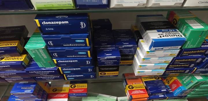 Operação contra o comércio ilegal de medicamentos controlados interdita farmácia em Campos, no RJ