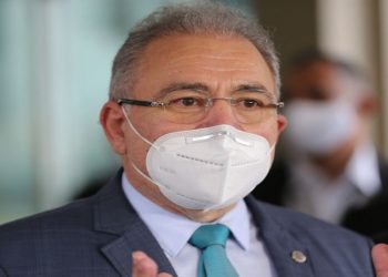 Marcelo Queiroga, afirmou hoje (3) que avaliou em conversa com diretor da OMS a possibilidade de adaptar fábricas brasileiras de vacinas para animais para produzir imunizantes contra a COVID-19.
