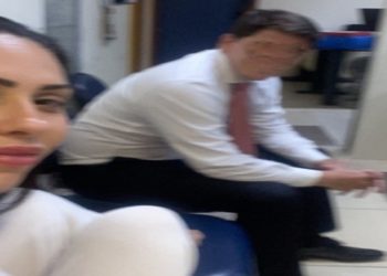 Monique Medeiros em selfie na delegacia: pernas para o alto e semi sorriso — Foto: Reprodução/Reprodução