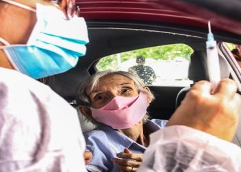 Desde o início da imunização no país, a falta de doses ou baixos estoques também interrompeu as campanhas de diversas cidades em fevereiro e no meio de março.