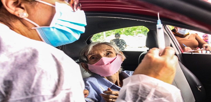 Desde o início da imunização no país, a falta de doses ou baixos estoques também interrompeu as campanhas de diversas cidades em fevereiro e no meio de março.