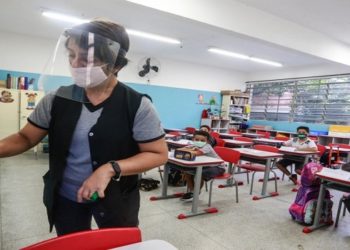 Tribunal de Justiça determinou que o Governo do Estado apresente um cronograma que estabeleça as ordens de preferência das categorias para que sejam vacinadas em conjunto com os grupos prioritários