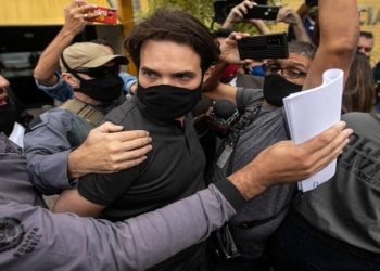 Caso Henry: sob xingamentos e gritos de 'assassino', Jairinho é hostilizado ao deixar delegacia;