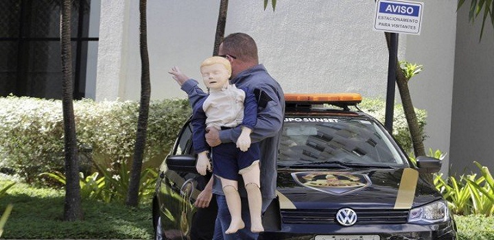 Caso Henry: Policiais representam Dr. Jairinho e mãe de Henry em reprodução simulada; casal não aparece
