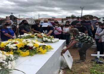 Cerimônia de despedida do menino foi na cidade de Prata porque as famílias dos pais da criança são do Cariri paraibano.