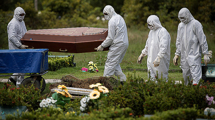 Manaus 15 04 2020 O Amazonas contabiliza mais de 1,4 mil casos confirmados de Covid-19 e 90 mortes no período de 1 mês. A pandemia foi registrada pela primeira vez no estado, em 13 de março Enterro de dona Esther Melo da Silva no cemitério Parque Tarumã, em Manaus( Foto: Amazônia Real)