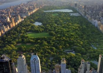Com preços de até R$ 20 mil, os destinos mais oferecidos são Miami e Nova York, além de quarentena por 14 dias no México. Mas não há garantia de imunização