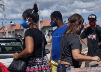 Professora Natália Soares no conjunto Novo Horizonte