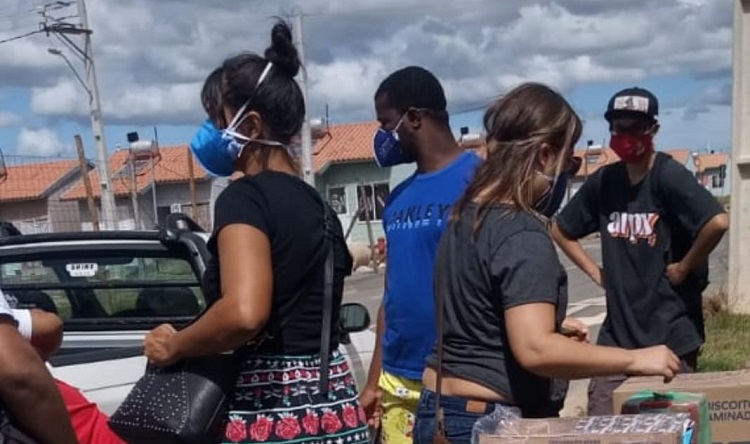 Professora Natália Soares no conjunto Novo Horizonte