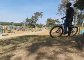ciclista negro é humilhado por Pms
