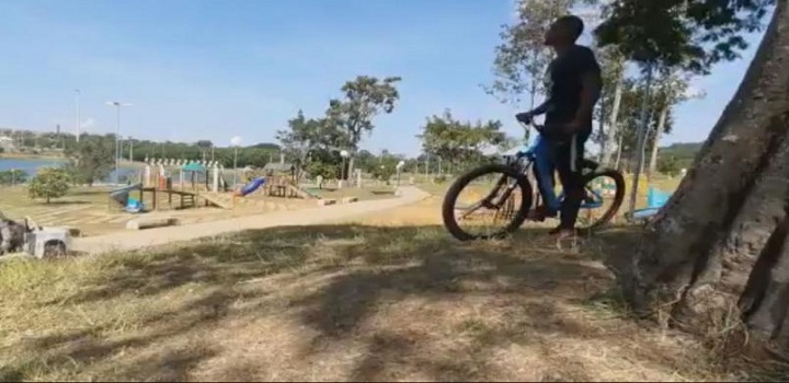 ciclista negro é humilhado por Pms