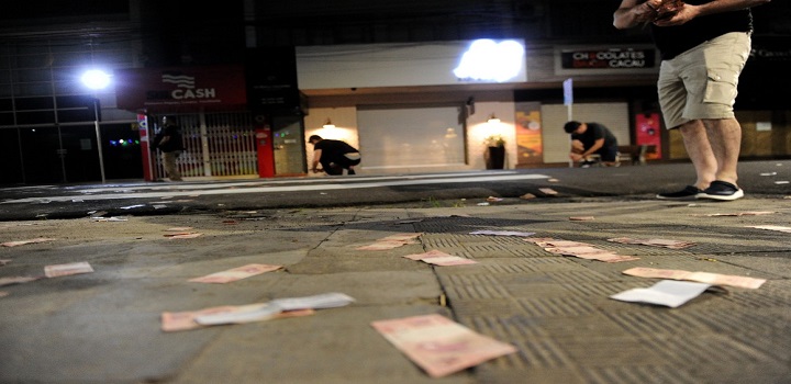 suspeitos de furtar do chão mais de R$ 2 milhões deixados por criminosos