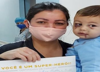 Menino de 1 ano e 8 meses foi o único sobrevivente do atentado que matou cinco pessoas. Paciente recebeu um certificado de coragem do hospital: "Você é um super herói".