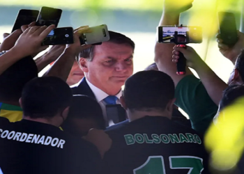 Segundo relato de uma repórter, um segurança de Bolsonaro chegou a sacar uma arma