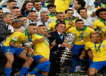 Especialista chama a atenção para os riscos de organizar um torneio continental em momento de nova piora da pandemia no país