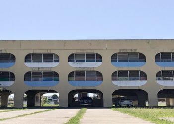 Campos tem o prazo de cinco dias para apresentar projeto operacional das etapas de retorno e iniciar vacinação dos profissionais.