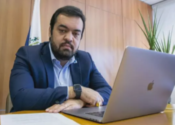 Cantor católico, advogado e assessor legislativo, Claudio Castro foi de vereador novato a governador do estado em apenas quatro anos
