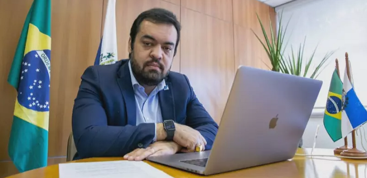 Cantor católico, advogado e assessor legislativo, Claudio Castro foi de vereador novato a governador do estado em apenas quatro anos