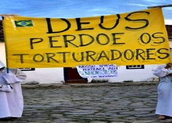 Vestidos com roupa semelhante à da Ku Klux Klan