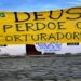Vestidos com roupa semelhante à da Ku Klux Klan
