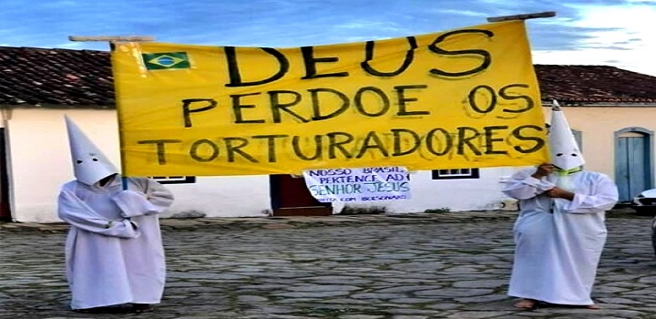 Vestidos com roupa semelhante à da Ku Klux Klan