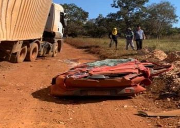 Carro esmagado por carreta em GO