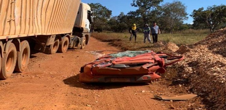 Carro esmagado por carreta em GO