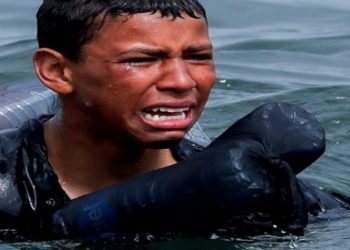Milhares de migrantes tentam nadar do Marrocos para o território espanhol e são mandados de volta para o outro lado da fronteira