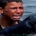 Milhares de migrantes tentam nadar do Marrocos para o território espanhol e são mandados de volta para o outro lado da fronteira