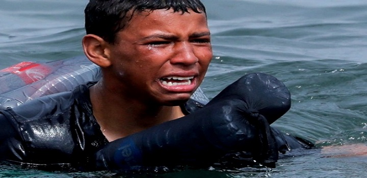 Milhares de migrantes tentam nadar do Marrocos para o território espanhol e são mandados de volta para o outro lado da fronteira