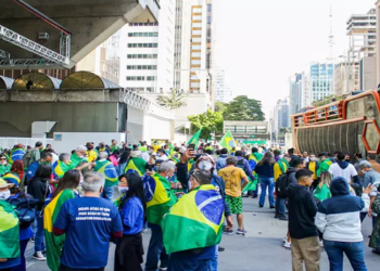 Em São Paulo, os manifestantes se concentram na avenida Paulista, com bandeiras e faixas em apoio ao presidente