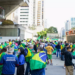 Em São Paulo, os manifestantes se concentram na avenida Paulista, com bandeiras e faixas em apoio ao presidente
