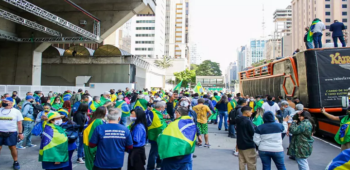 Em São Paulo, os manifestantes se concentram na avenida Paulista, com bandeiras e faixas em apoio ao presidente