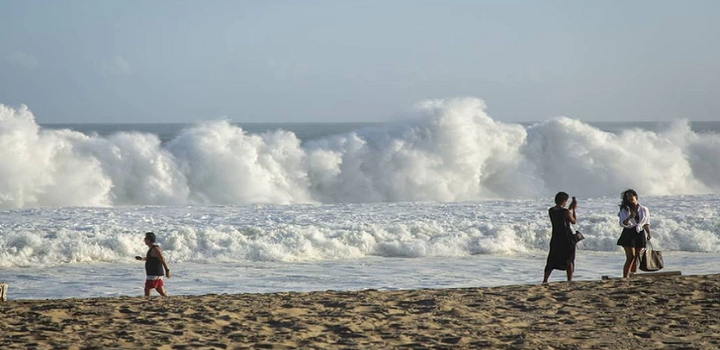 recomendações da prefeitura em situações de mar com ressaca é evitar o banho nessas áreas, bem como a prática de esportes no mar e a pesca, inclusive profissional