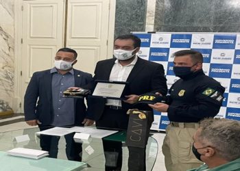 realização de perícias técnicas de policiais em unidades de saúde do RJ. A interlocução foi feita pelo deputado estadual Charlles Batista (foto), agente licenciado da Polícia Rodoviária Federal.