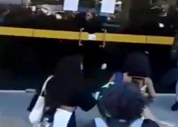 policial armado com fuzil atacou a tiros mulheres que participavam de uma manifestação