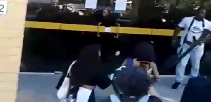 policial armado com fuzil atacou a tiros mulheres que participavam de uma manifestação